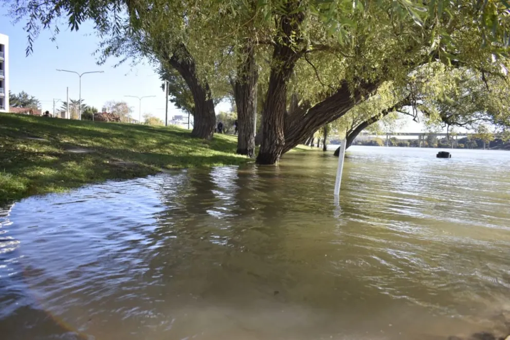 El río continuará con altas crecidas