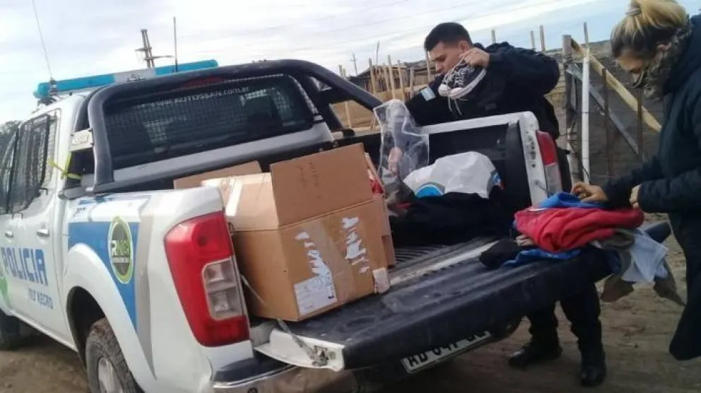 Policía solidaria en tiempos de pandemia: se entregaron ropa y calzados a vecinos del barrio Esperanza .