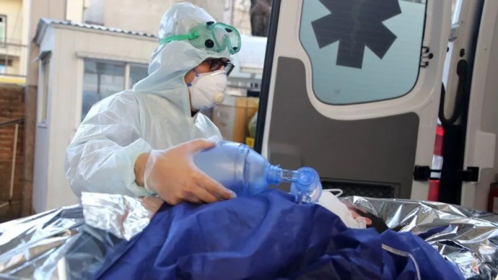 Autorizan un fármaco que reduce 85% las internaciones y muertes por COVID-19