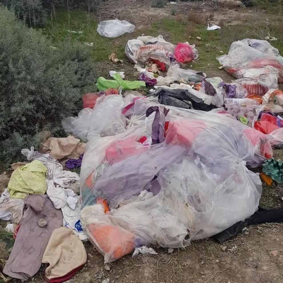 Tiraron desperdicios en la periferia de un barrio, un vecino denunció, y la municipalidad actuó