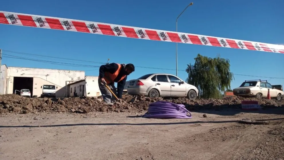 Reparan roturas hechas en el alumbrado público por empresas de construcción