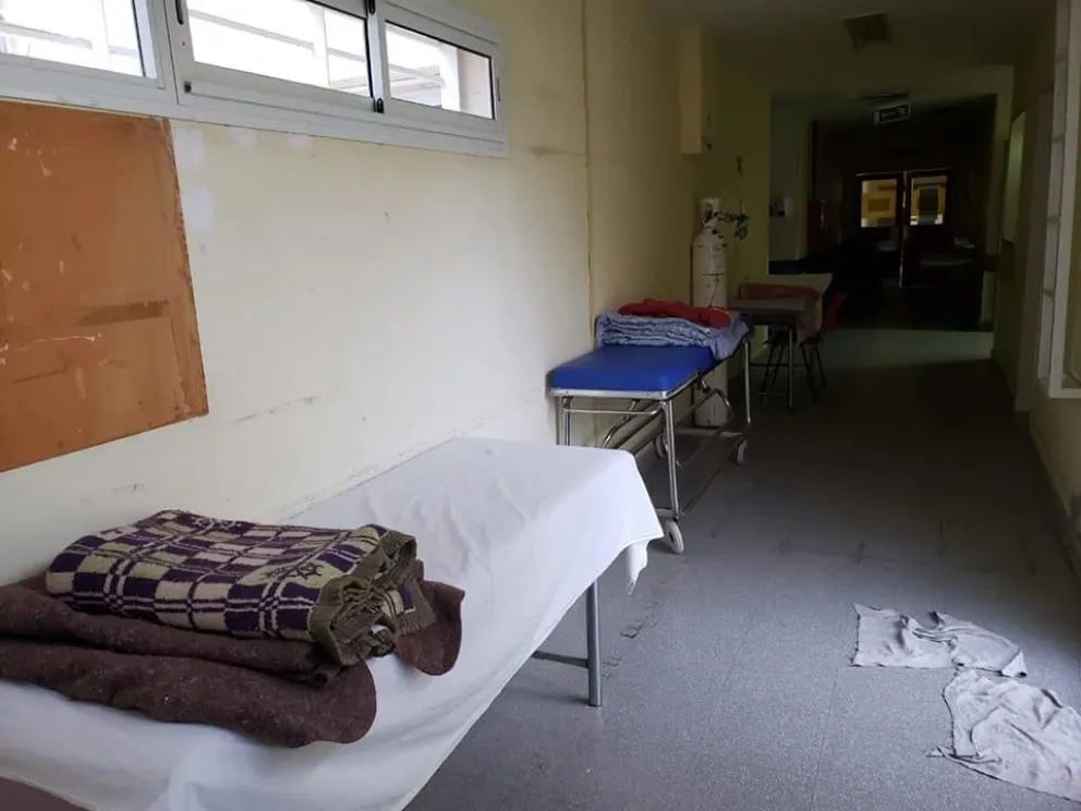 El Hospital de San Antonio dispuso camas en los pasillos