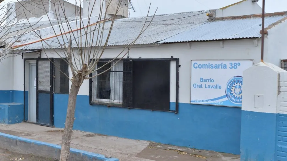 Acribillaron a tiros el auto de un policía en Viedma