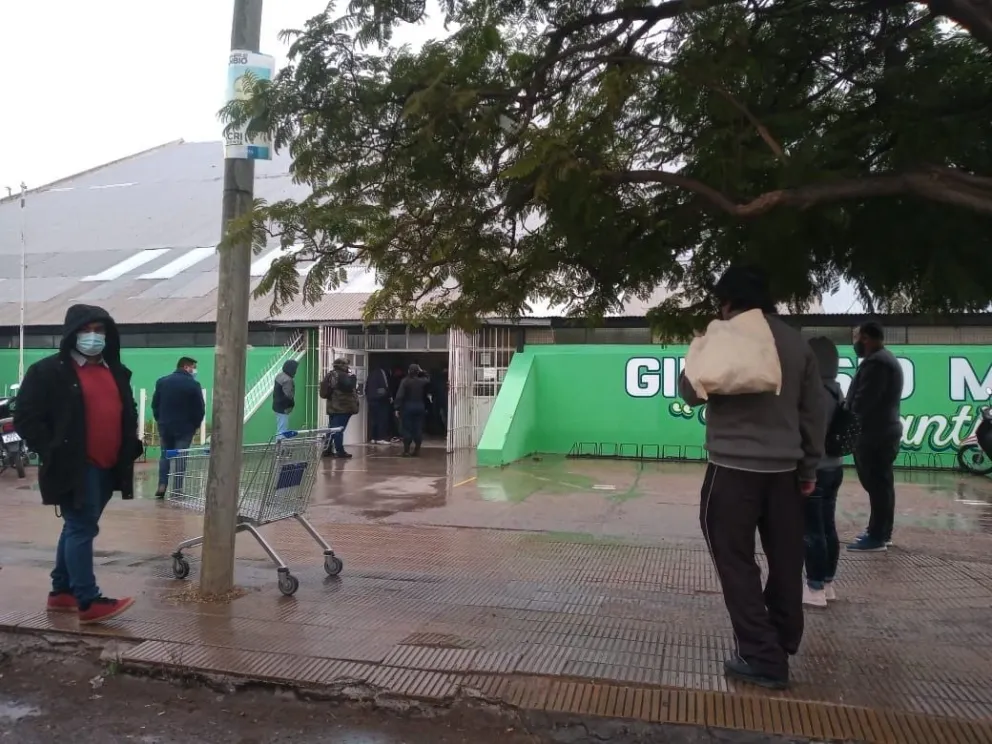 Esperaron bajo la lluvia su turno para ser vacunados