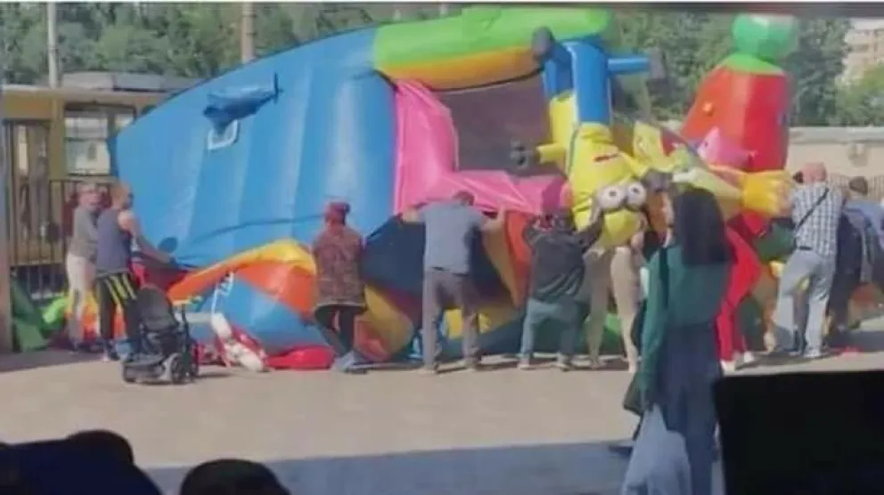 Increíble tragedia: Un castillo inflable explotó y los nenes salieron volando