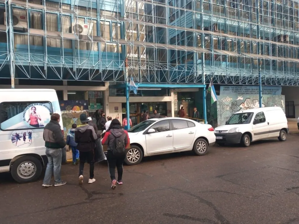 Mujer amenazó con encadenarse frente al Ministerio de Salud