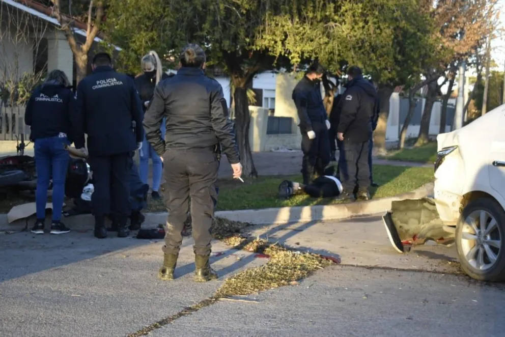 Quisieron robarle a un policía y uno de los ladrones terminó tendido en el piso