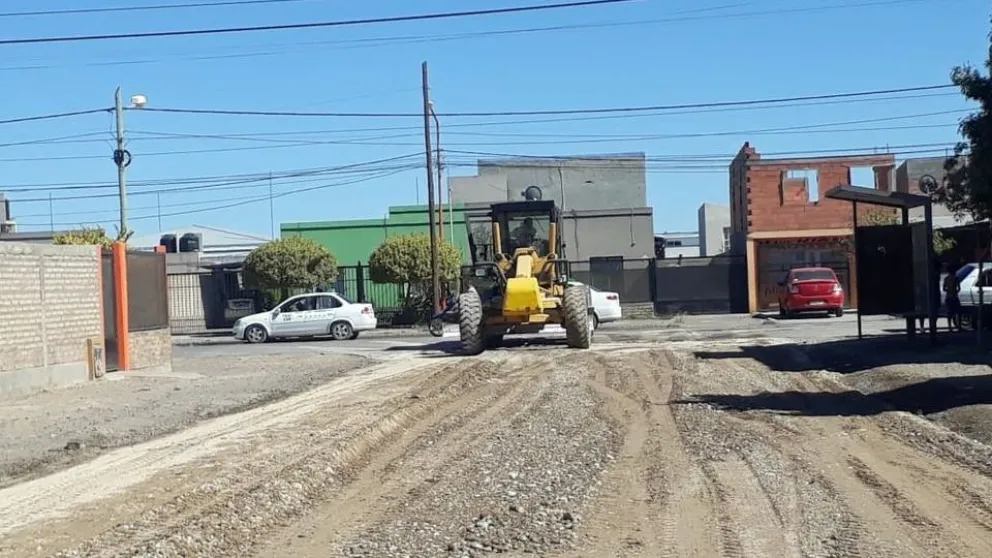Un ladrón piensa agarrar la pala que sustrajo de una obra en construcción