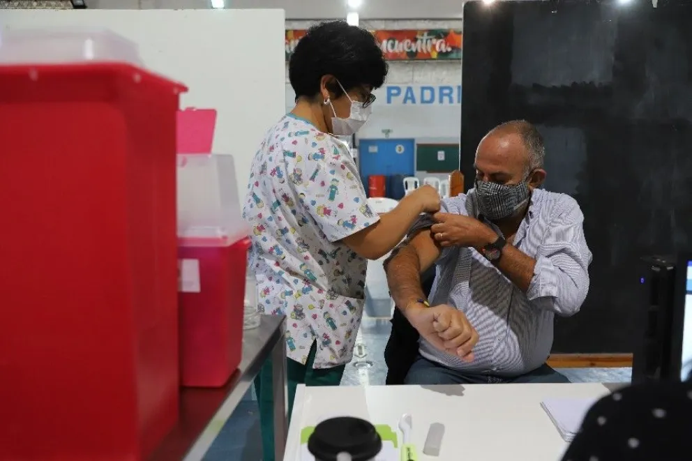 Hoy llegan 33.600 dosis de la vacuna Astrazeneca a Río Negro