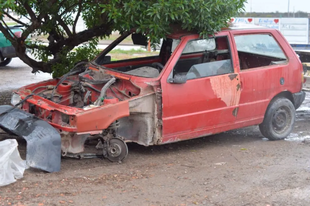 Hizo de policía y recuperó su auto, pero lo dejaron desmantelado