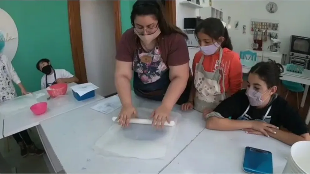Agustina Fontenla auténtica: así les enseñaba repostería a los niños