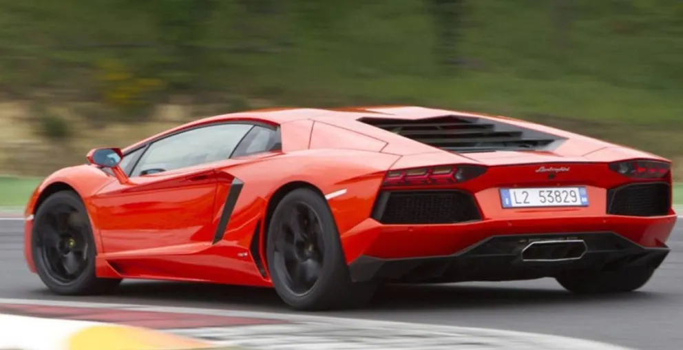 Youtuber quiso asar carne con el escape del auto y terminó fundiendo su Lamborghini