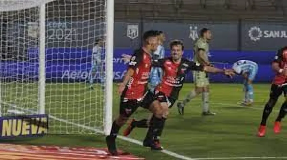 Colón goleó a Racing 3-0 y es el nuevo campeón de la Copa de la Liga Profesional