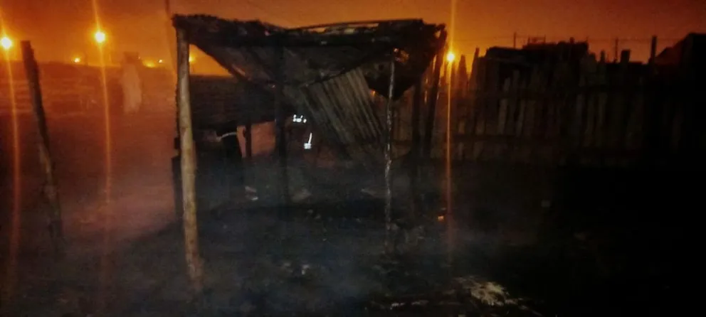 Le incendiaron la casa a una familia del Loteo Silva y la dueña tiene 9 hijos