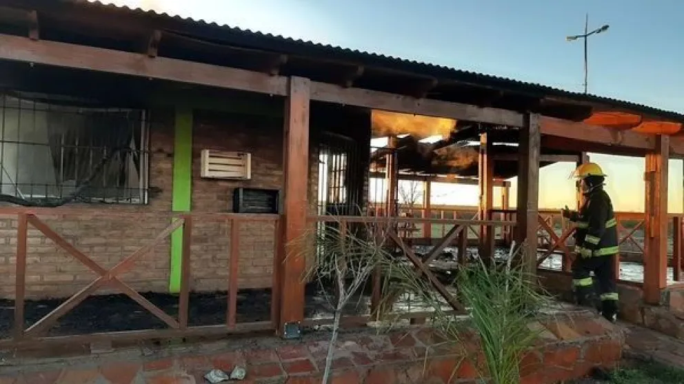 Vandalismo e incendio intencional destruyen refugio en el Bosque Petrificado