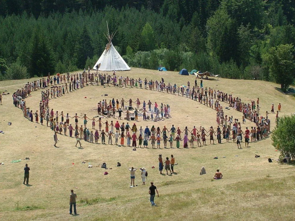 Se reunieron 200 nudistas en un monte a tener sexo y ahora buscan desalojarlos
