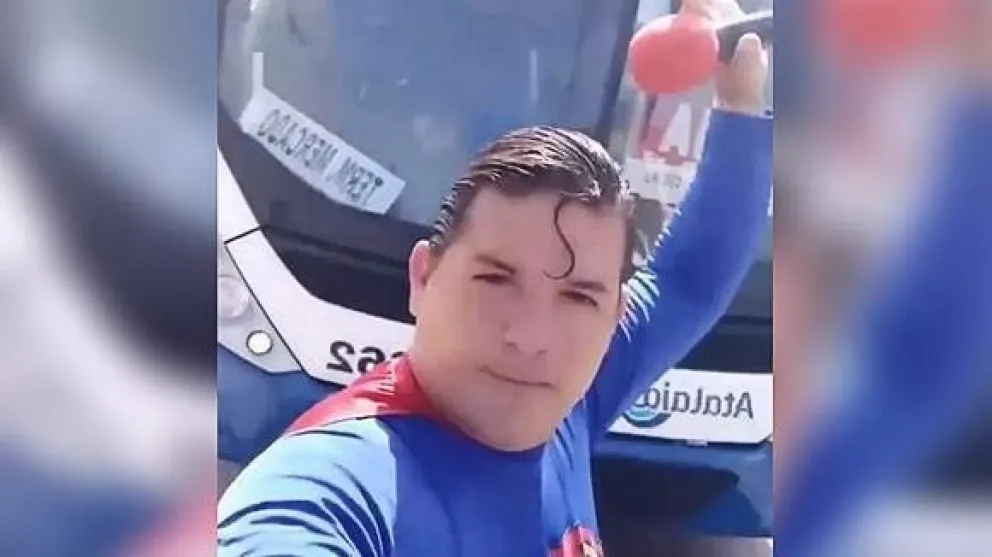 Vestido de Superman intentó frenar un colectivo con la mano y lo atropellaron
