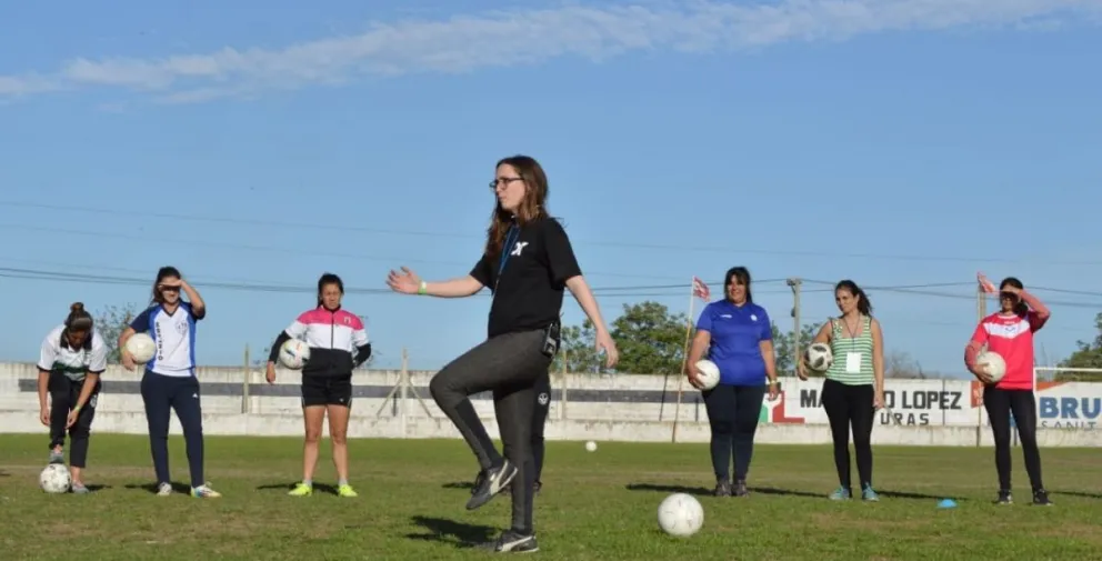 Juliana Rodríguez y su trabajo como entrenadora de fútbol en Río Negro