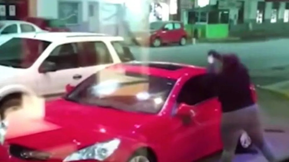 Estaba con su amante en el auto, apareció el marido y le pegó un tiro en la panza
