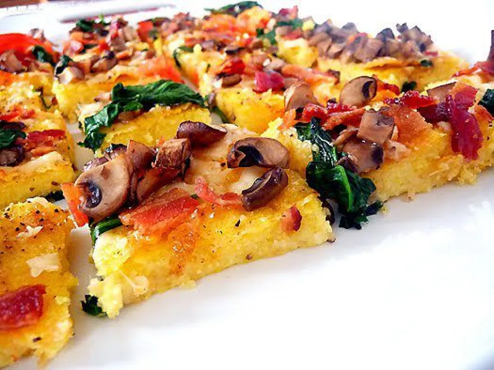 Pizza de polenta: una receta barata, fácil, rica y rápida