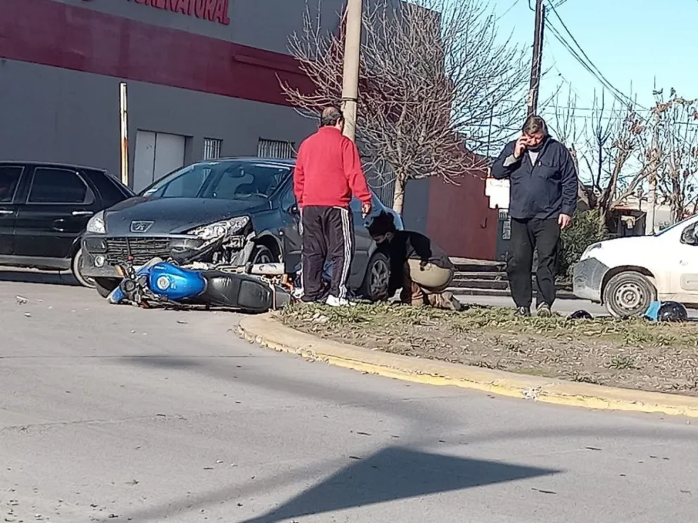 Un motociclista acabó arriba de una ambulancia tras un choque