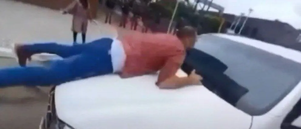 Un Ministro arrastró con su auto a un hombre que marchaba por las restricciones
