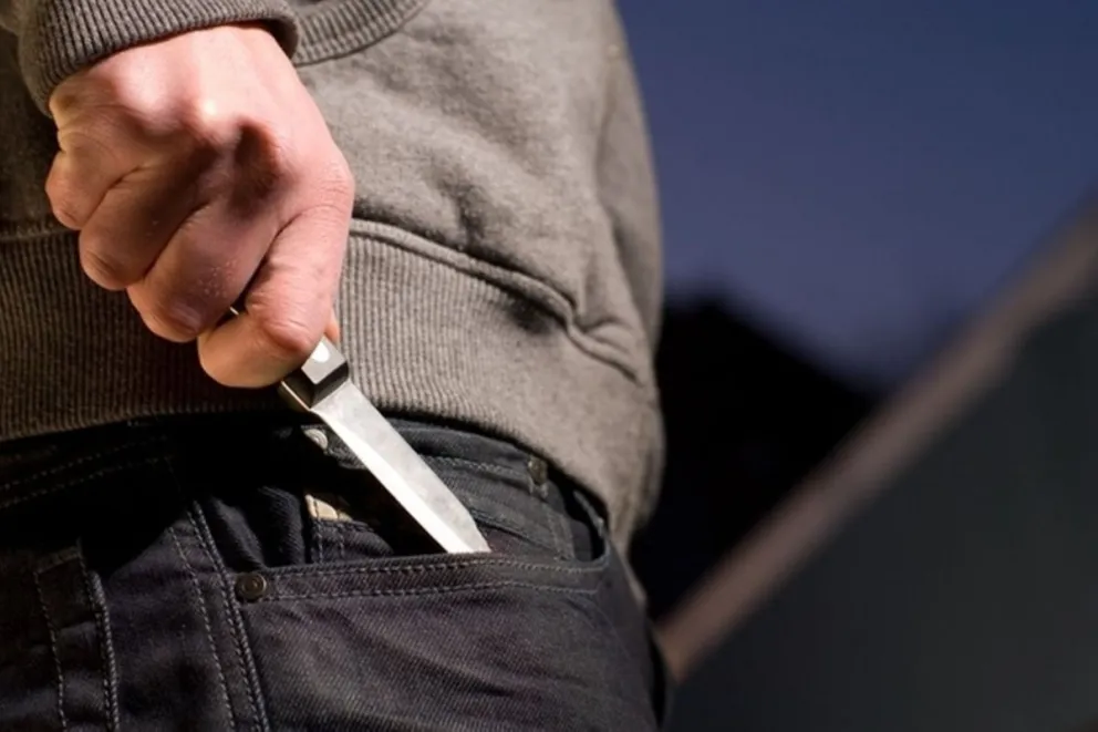 Un cuchillero hirió en la mano a un policía