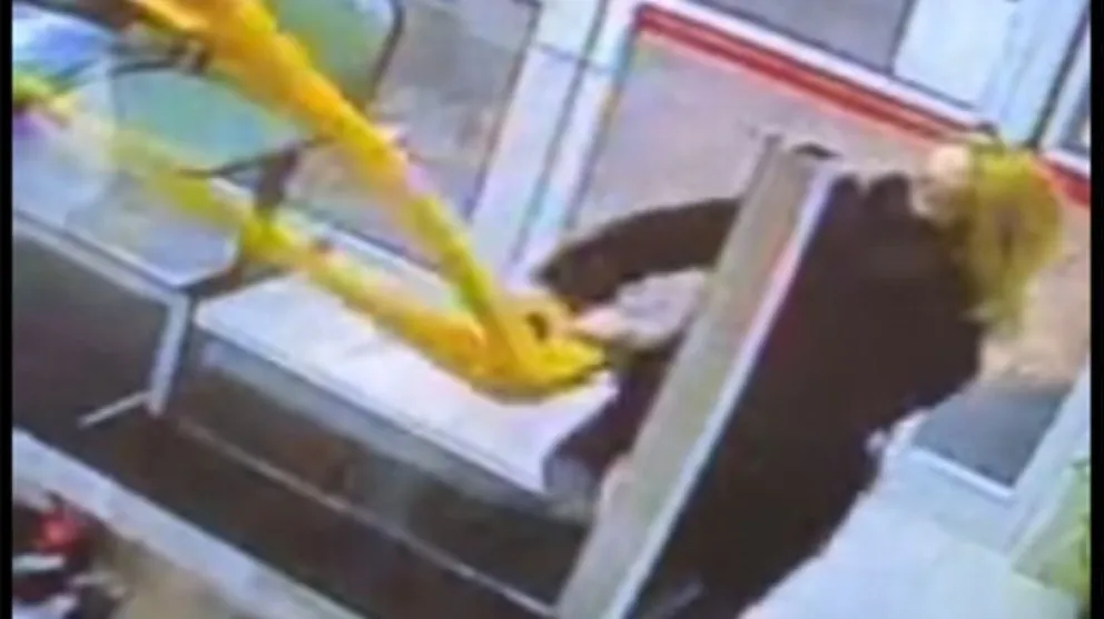 Video insólito: llegó tarde a un turno médico y rompió todo