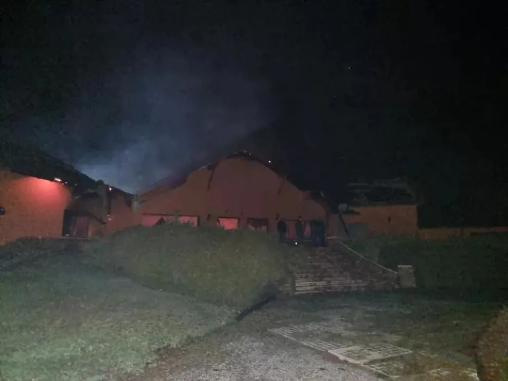 Incendio destruyó un salón de la empresa Lago Escondido