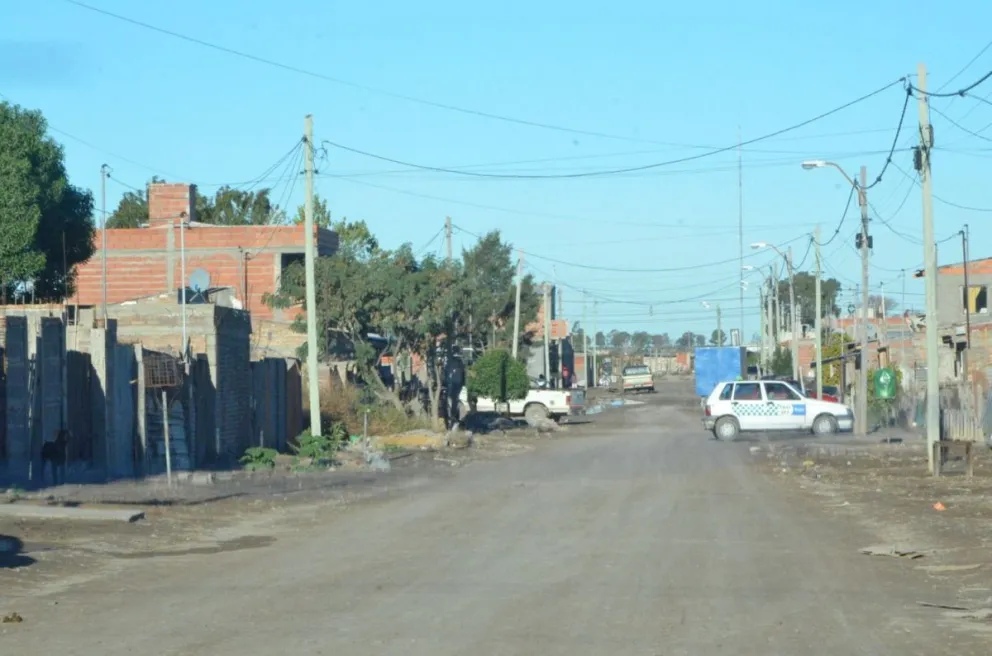 Un menor de 15 años mantiene encerrado a todo un barrio