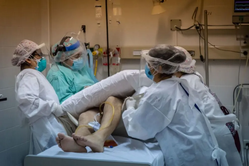 Por la pandemia, adelantan aumento salarial para municipales del área Salud