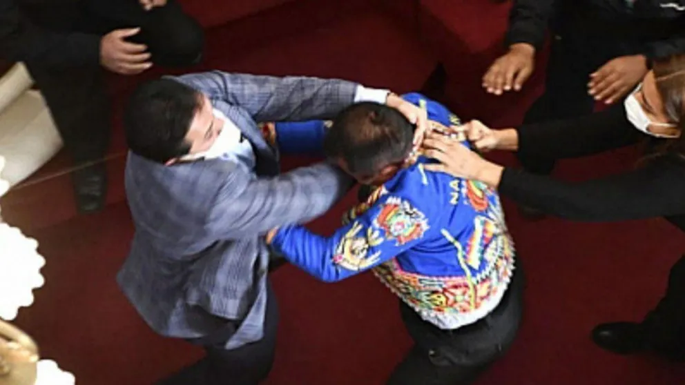 Bolivia: senadores y diputados terminaron a las piñas en plena sesión