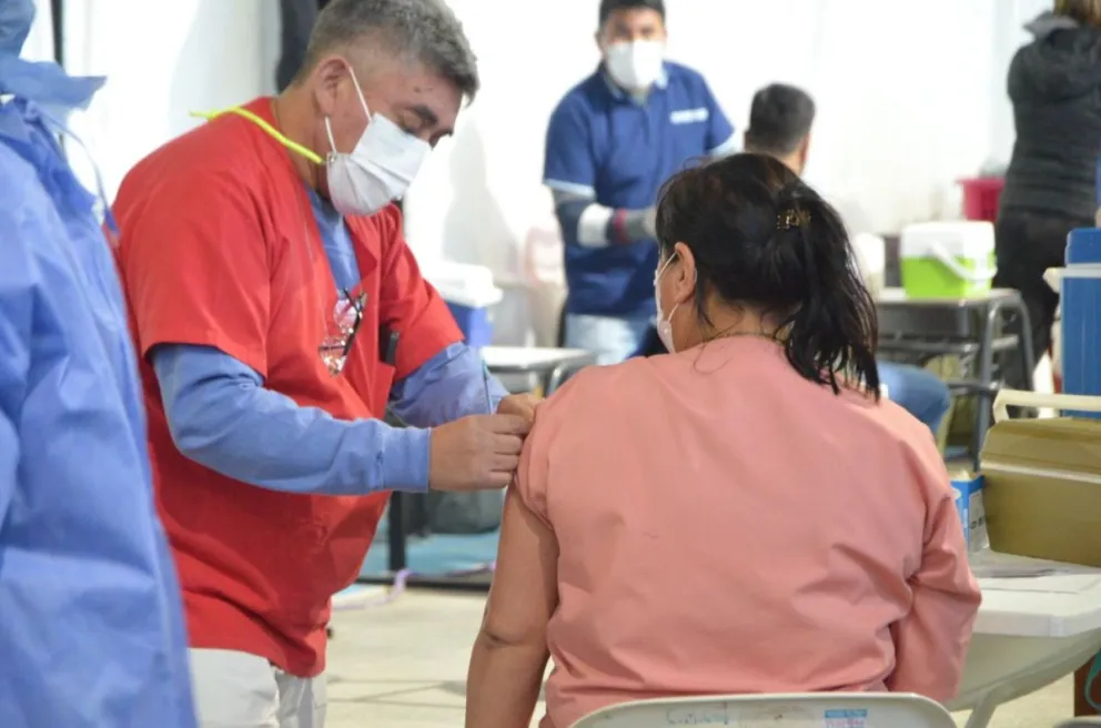 Convocaron a más de 300 personas para continuar con el proceso de vacunación