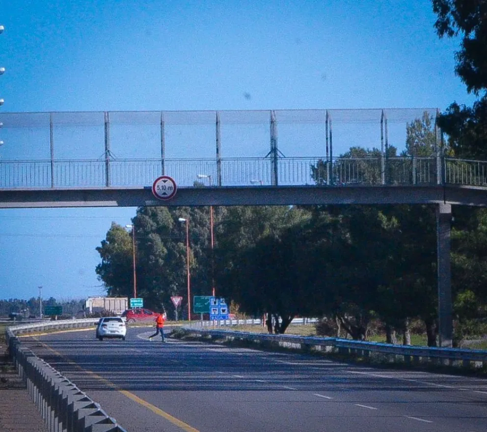 El no uso de los puentes peatonales y un peligro evidente