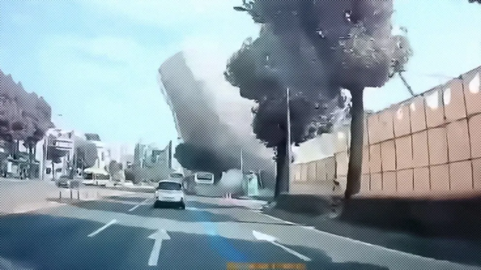 VIDEO: demolían un edificio en Corea del Sur y cayó sobre un colectivo dejando 9 muertos