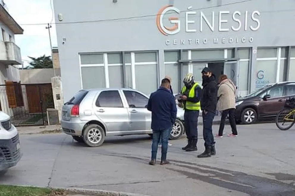 Un vehículo mal estacionado provocó un choque en calle Zatti