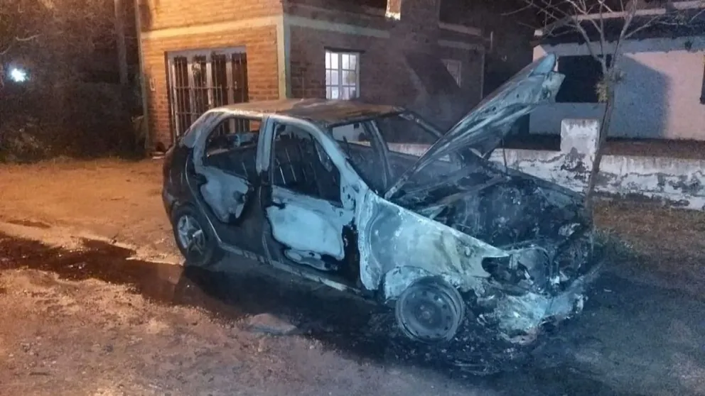 Sería una “vendetta” el incendio de un auto en El Cóndor