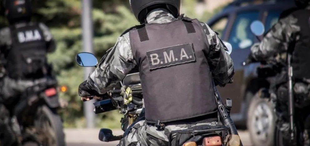 Desquiciado intentó atropellar a un policía en el barrio 20 de Junio