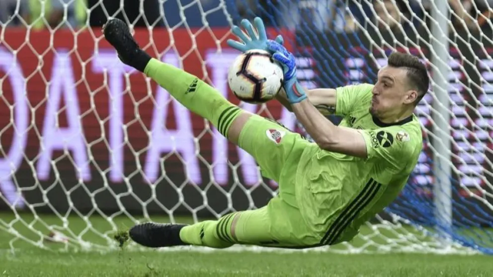 Armani dio negativo y podrá atajar en el debut ante Chile