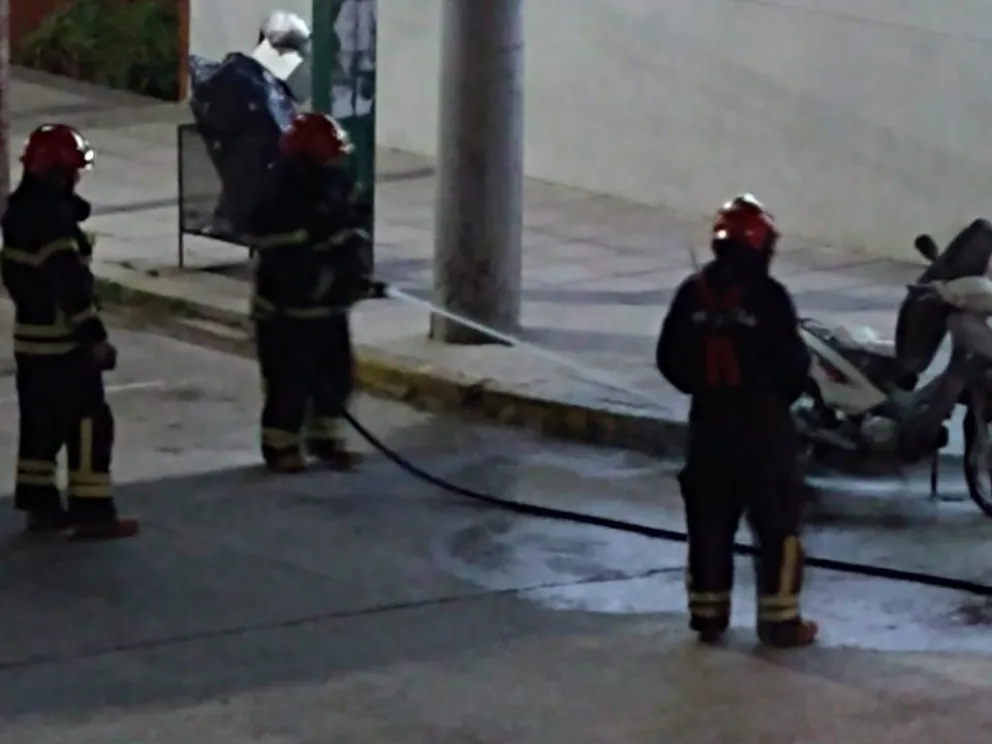 Mal momento para un motociclista: se le prendió fuego el motor