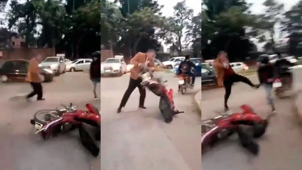 Increíble: un juez atacó a patadas a un motociclista que le rozó la camioneta