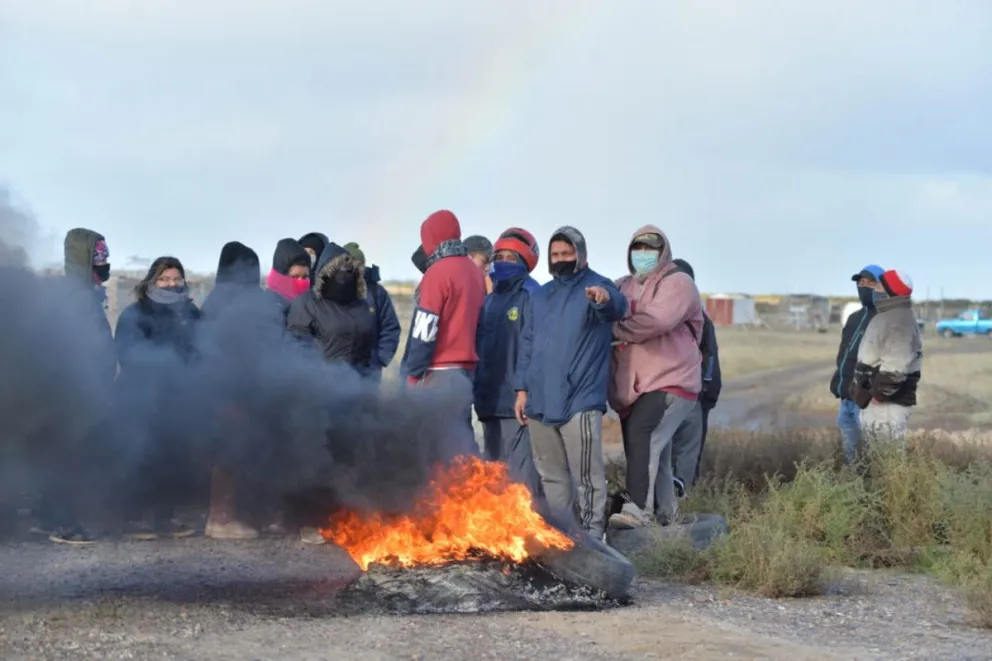 Tensión en la toma Ara San Juan: usurpadores impidieron que se desarmen casillas