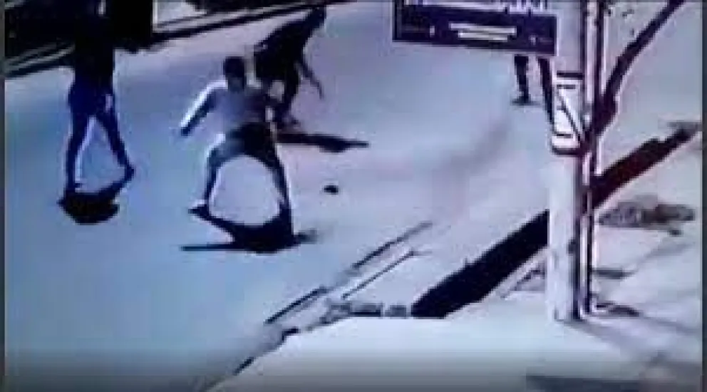 Un joven intentó frenar un hecho de violencia de género y recibió un hachazo