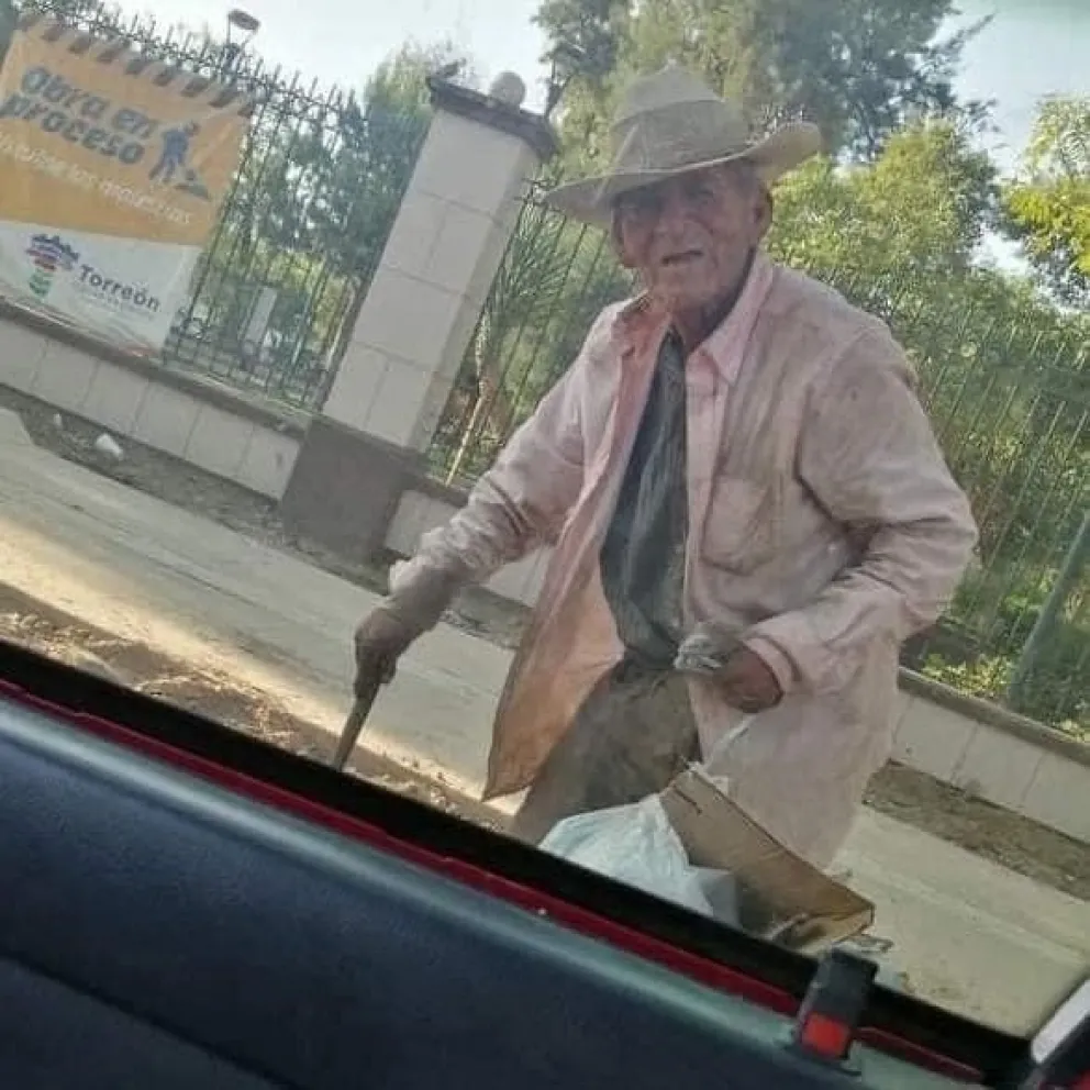 Tiene 108 años y vivía en la calle hasta que una familia lo adoptó