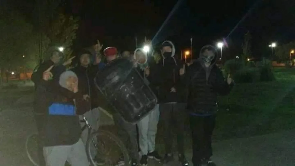 Lavalle: Se apoderaron de un escudo de policías y se burlaron en Facebook