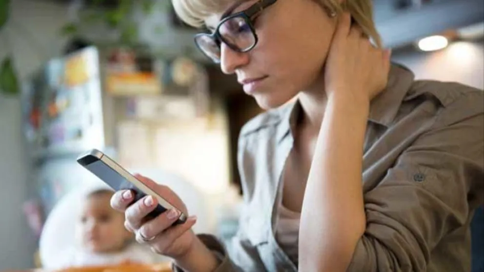 “Text neck”, este síndrome podrías estar padeciendo por usar el celular