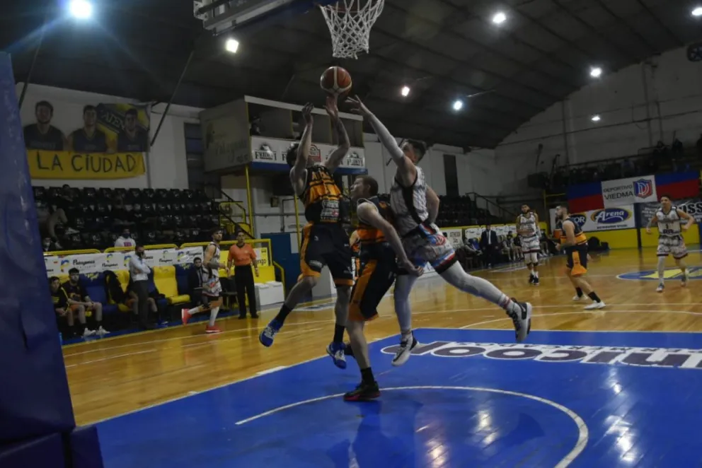 Atenas se quedó con el clásico de la Comarca y sueña con los playoffs