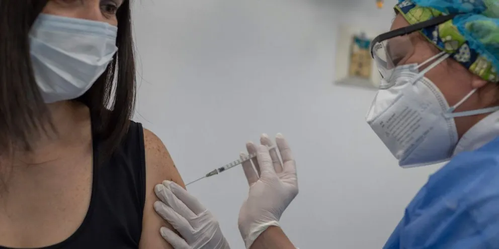 Cuatro de cada 10 mayores de 18 años ya tienen una dosis contra el coronavirus