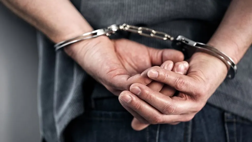 Tenía Covid y manejaba alcoholizado: lo paró la policía y les tosió en la cara