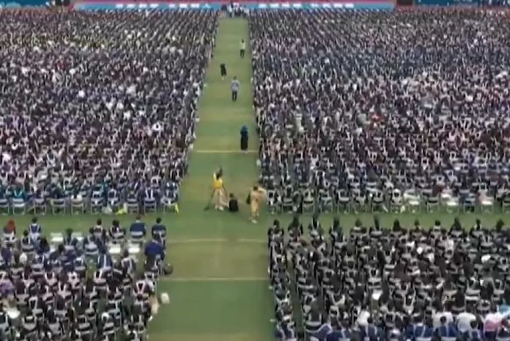 En Wuhan celebraron graduación masiva sin tapaboca ni distanciamiento social